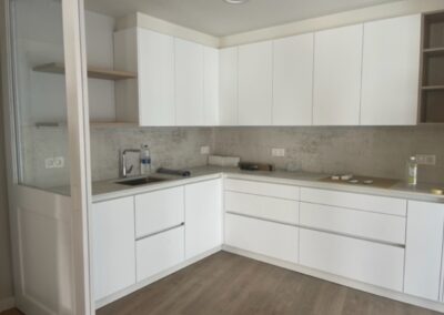 cocina blanca con suelo de madera