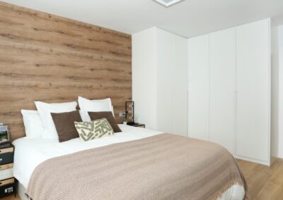 dormitorio con pared en madera y blanco