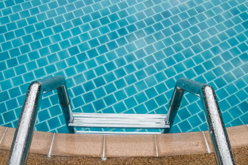 escaleras hacia la piscina