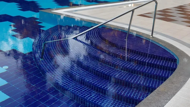 escaleras semicirculares color azul gran piscina agua clara