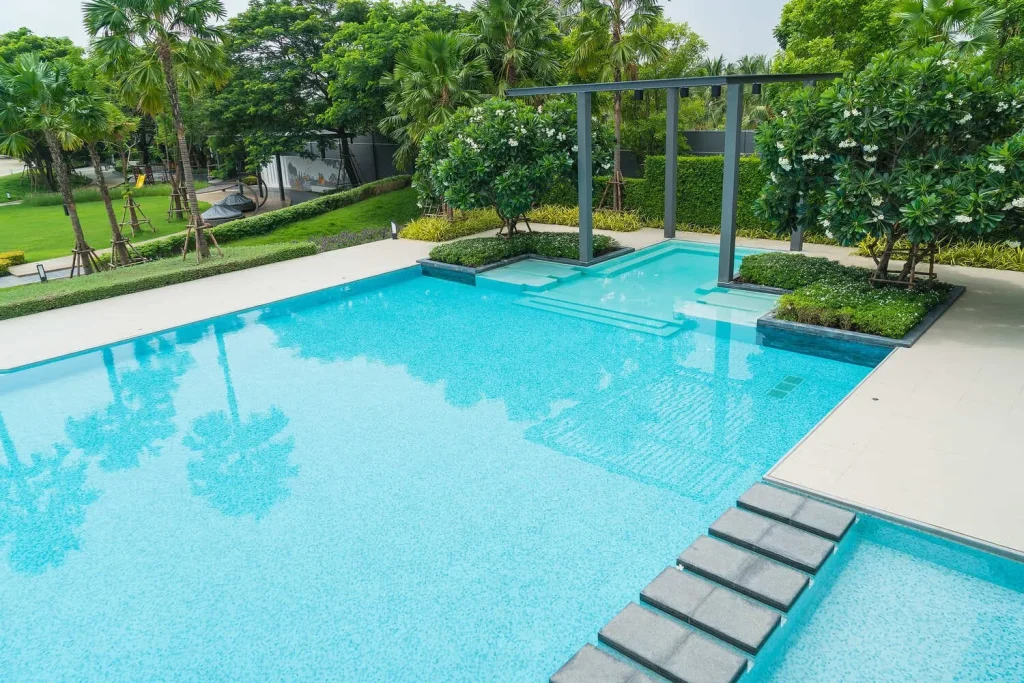 hermosa piscina de lujo con palmeras