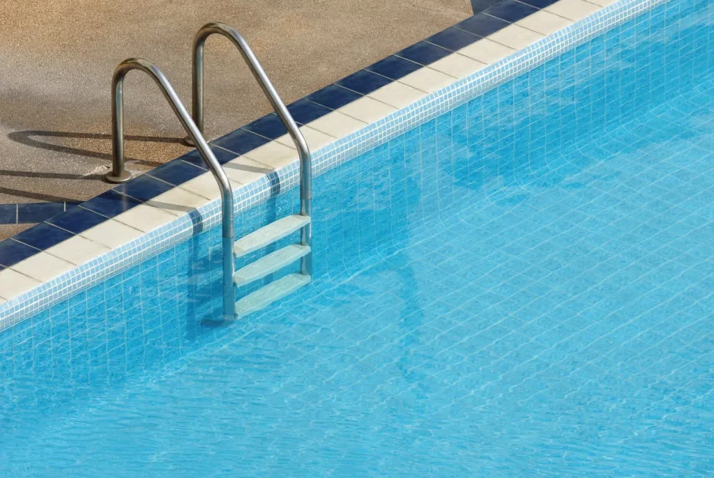 piscina con escalera